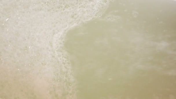 Αφρός για το μπάνιο. Νερό. — Αρχείο Βίντεο