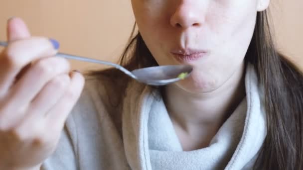 Mujer irreconocible en chaqueta gris come ensalada de verduras. Manos y boca de cerca . — Vídeo de stock