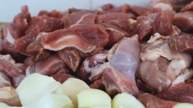 Yakından görmek adet eti sığır eti ve domuz eti ve soğan. Kamera hareket soldan sağa.