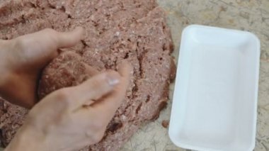 Yakın çekim et köfte hamburger için yapım eller mans.