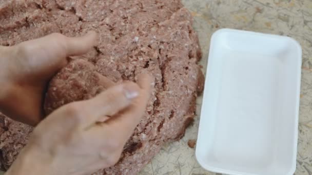 Yakın çekim et köfte hamburger için yapım eller mans. — Stok video