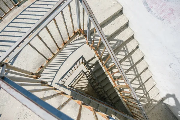 난 간 위에서 보기 녹슨와 오래 된 콘크리트 나선형 계단. — 스톡 사진