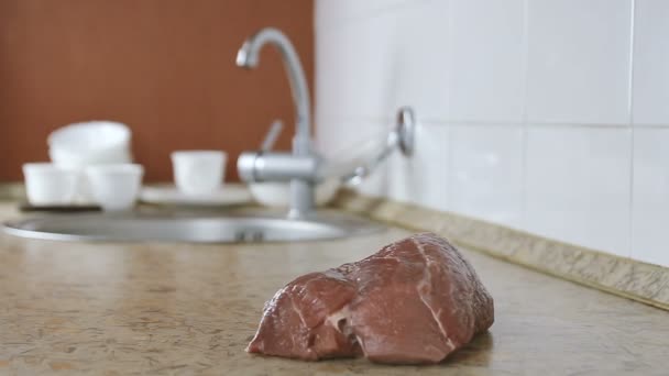 Dois pedaços de carne caem na mesa da cozinha . — Vídeo de Stock