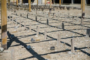 Yakın çekim görünüm ahşap direkleri veya çakıl plajı yapışıyor. Yan görünüm.