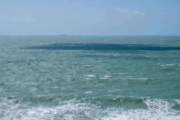 Ombra da una grande nube sulla superficie del mare, come una macchia d'olio. Primo piano . — Foto Stock