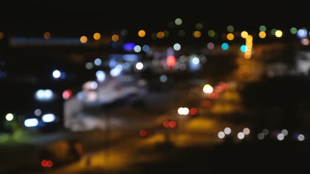 Vue floue sur la ville et la route depuis une hauteur. Trafic de voitures floues en ville .