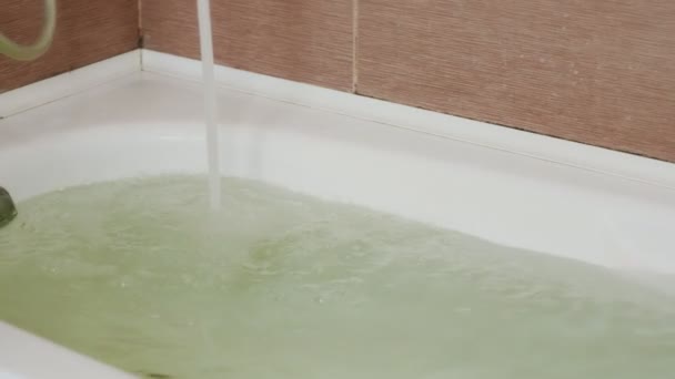 Wasser ergoss sich in die Wanne. Vollbad. Nahaufnahme. — Stockvideo