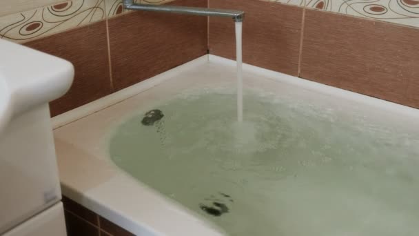 Starker Wasserstrahl ergießt sich in die Wanne. Wasser ergießt sich. Badewanne läuft über. Nahaufnahme. — Stockvideo