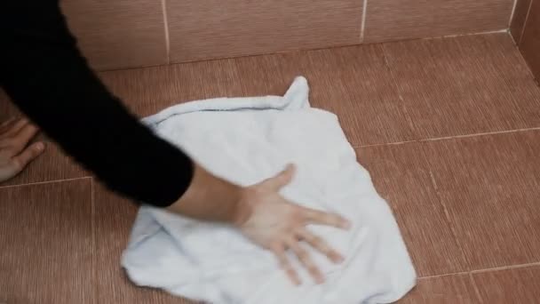 El hombre limpia el agua en el suelo del baño . — Vídeos de Stock