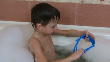 Oğlum 6-7 yıl balonun içinde oturan banyo ve gözlük koyar.