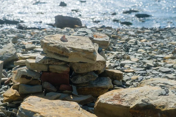 Брусчатка, галька и камни баланса. Сишелл на камнях . — стоковое фото