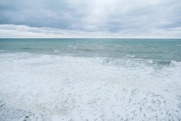 Pohled na bouře scenérií. Šedé mraky, mořské pěny — Stock fotografie