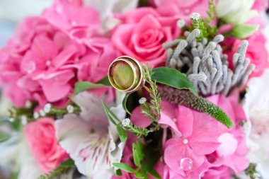 Yakın çekim alyans pembe çiçekler buket.