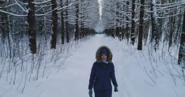 Sıcak giysiler kış orman sokakta, göz yan yana yürüyen kadının hava video.