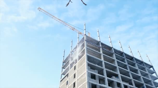 Luftbild-Video-Seitenansicht des im Bau befindlichen mehrstöckigen Gebäudes aus Blöcken im Hintergrund des Himmels. — Stockvideo