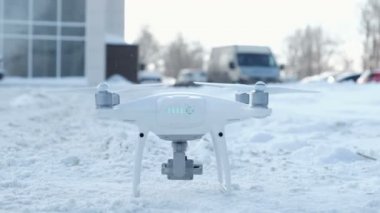 Beyaz dron kar sokaktan fırlamak için hazırlanıyor.
