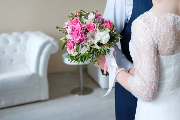 Bride and groom holding bridal bouquet close-up. — Stock Photo, Image