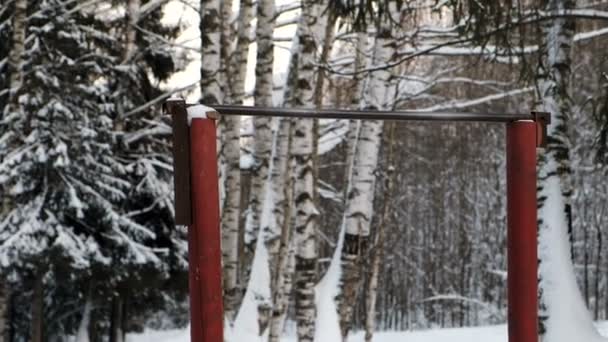 Close-up bar horizontal para esportes no parque de inverno . — Vídeo de Stock