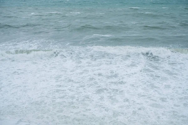 Onde ravvicinate in mare. Schiuma di mare sulla spiaggia. Bellissimo paesaggio marino . — Foto Stock