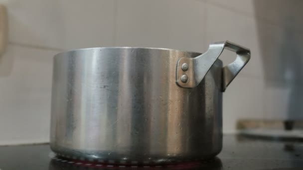 El vapor de una olla en el primer plano de la estufa. Preparar comida en casa . — Vídeos de Stock