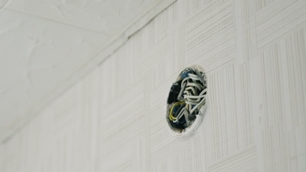 Öppettider elektrisk kopplingsdosa på väggen på taket. — Stockvideo