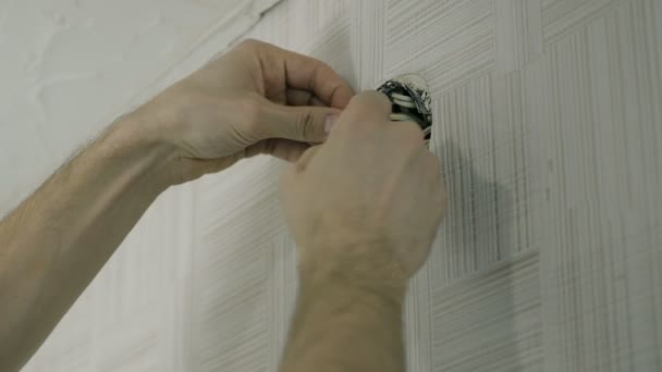 Close-up mans handen open het deksel van de Elektrische verdeeldoos en herstellen van de draden — Stockvideo
