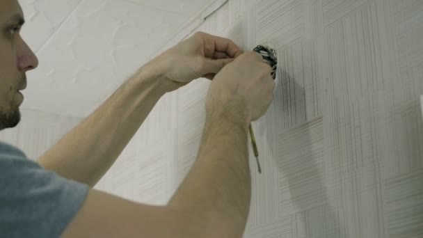 Arbeiter öffnen den Deckel der elektrischen Anschlussdose und reparieren die Drähte mit einem Schraubenzieher. — Stockvideo