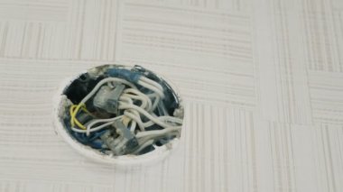Yakın çekim yanmış teller duman elektrik bağlantı kutusu