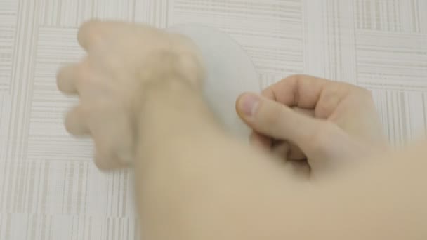 Close-up mans mains réparer les fils sur la boîte de jonction électrique avec tournevis. Ouvre le couvercle. — Video