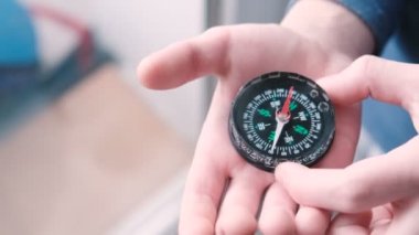 Çocuk pusula elinde tutuyor ve rulo.