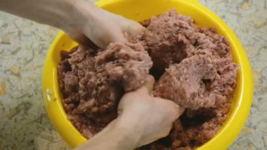 Yakın çekim eller karışımı kıyma et sarı havzasında mans. Taze kıyma. Ağır çekim