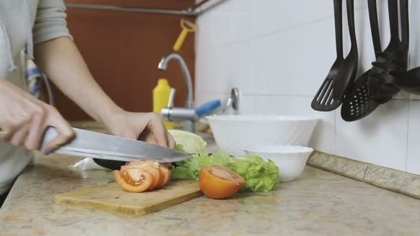 Неузнаваемая женщина режет помидоры на разделочной доске на кухне. Руки вверх. . — стоковое видео