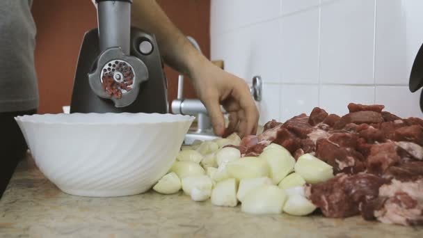 Γκρο πλαν mens τα χέρια βάζοντας βοδινό και χοιρινό κρέας και κρεμμύδι μέσω ηλεκτρικά Κρεατομηχανή. Μπροστινή όψη. — Αρχείο Βίντεο