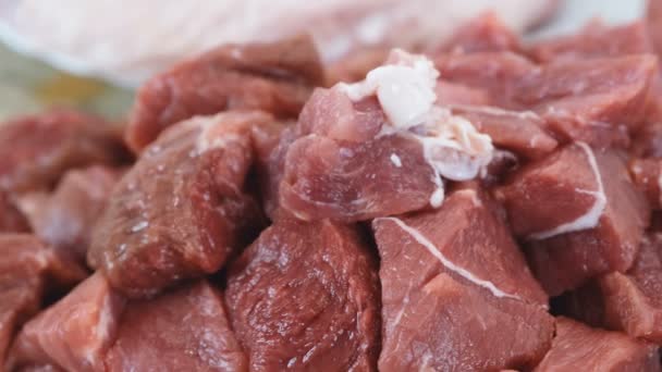 Grandes trozos de carne se cierran. Cámara de izquierda a derecha. Sólo carne. . — Vídeos de Stock