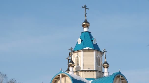 Domes of Orthodox Church on background of blue sky. — Stock Video