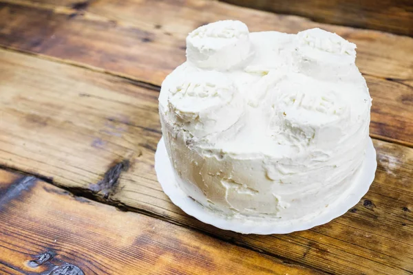 Домашние дни рождения белый торт для 7-летнего мальчика Круглый торт в кирпичной форме. Прямо на фото — стоковое фото