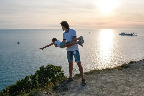 お父さんの息子の海辺と山の手します。日没、一緒に遊んで。楽しい娯楽. — ストック写真