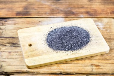 Siyah ahşap tahta üzerinde tuz. Ahşap arka plan.