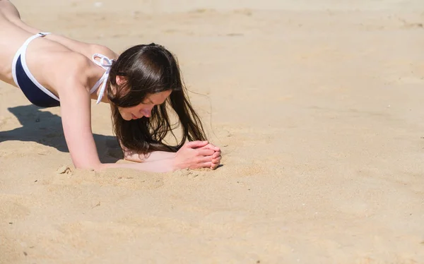 Agotado por el calor de la mujer en la arena . — Foto de Stock