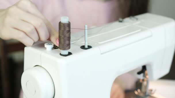 Frauenfinger montieren Metallteil an speziellen Mechanismus zum Aufwickeln. — Stockvideo