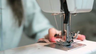 Kadın dikiş hafif kumaş dikiş makinesi yakın çekim üzerine.