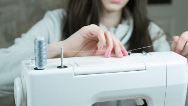 Seamstress preparar a máquina de costura para trabalhar. Toma o fio . — Vídeo de Stock