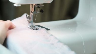 Yakın çekim womans dikiş kumaş dikiş makinesi üzerinde eller. Ağır çekim.