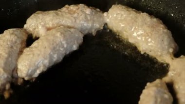 Yağı bir tavada et pirzola yandı. Yakın çekim Üstten Görünüm.