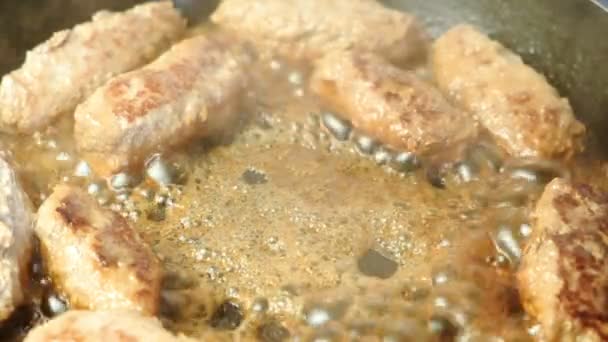 Le costolette di carne saporite sono fritte in olio in una pentola. Vista dall'alto in primo piano . — Video Stock