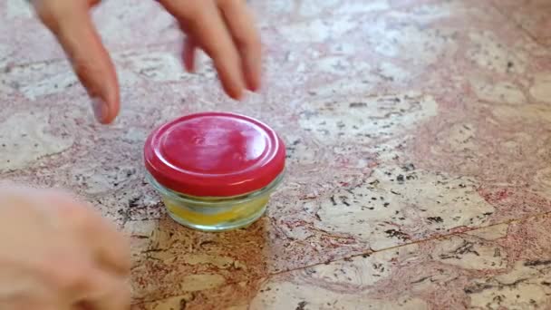 Close-up de homens mãos desapertar a tampa com frasco de limões cobertos com molde . — Vídeo de Stock