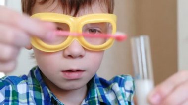 Evde kimya üzerinde deneyler. Onun elinde tüp gaz serbest ile kimyasal reaksiyon bakarak sürpriz çocuklar yüz.