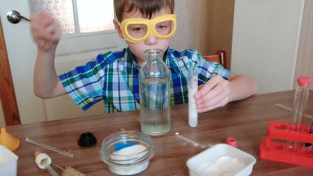家庭で化学の実験。少年の試験管内ガスのリリースとの化学反応、s の手します。試験管を使用して水を注ぐピペット. — ストック動画
