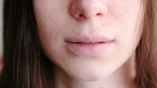 Κοντινό πλάνο γυναικεία χείλη και φακίδες στο πρόσωπο. — Αρχείο Βίντεο
