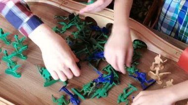 Birlikte oynayan. Anne ve oğlu Eller masanın üstüne plastik bir asker oynuyorlar.